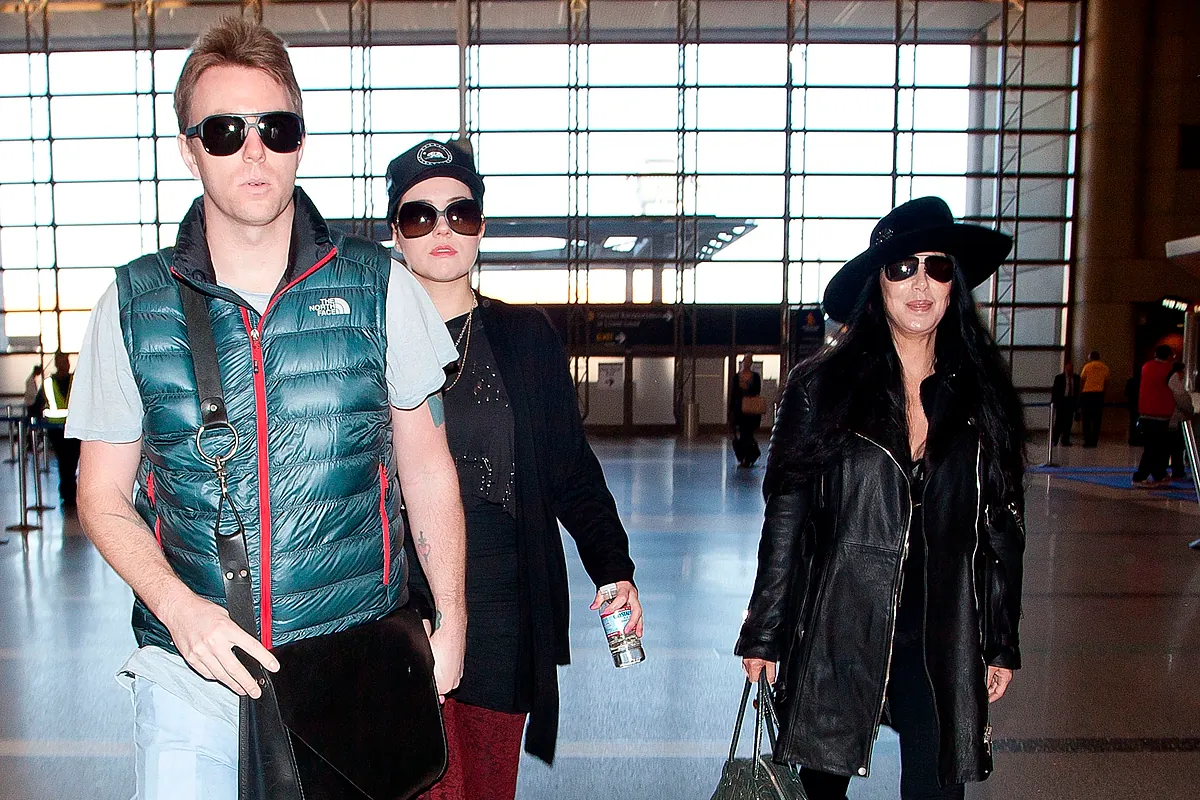 Irrumpió en un internado de élite, dando golpes, con mal aspecto, asustando a los estudiantes... Todos los detalles de la última polémica de Elijah, hijo de Cher