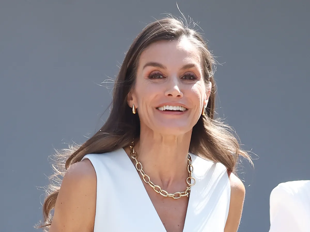 La Reina Letizia es, definitivamente, la reina blanca: ahora suma un nuevo conjunto a las más de 70 piezas de este color que atesora su armario