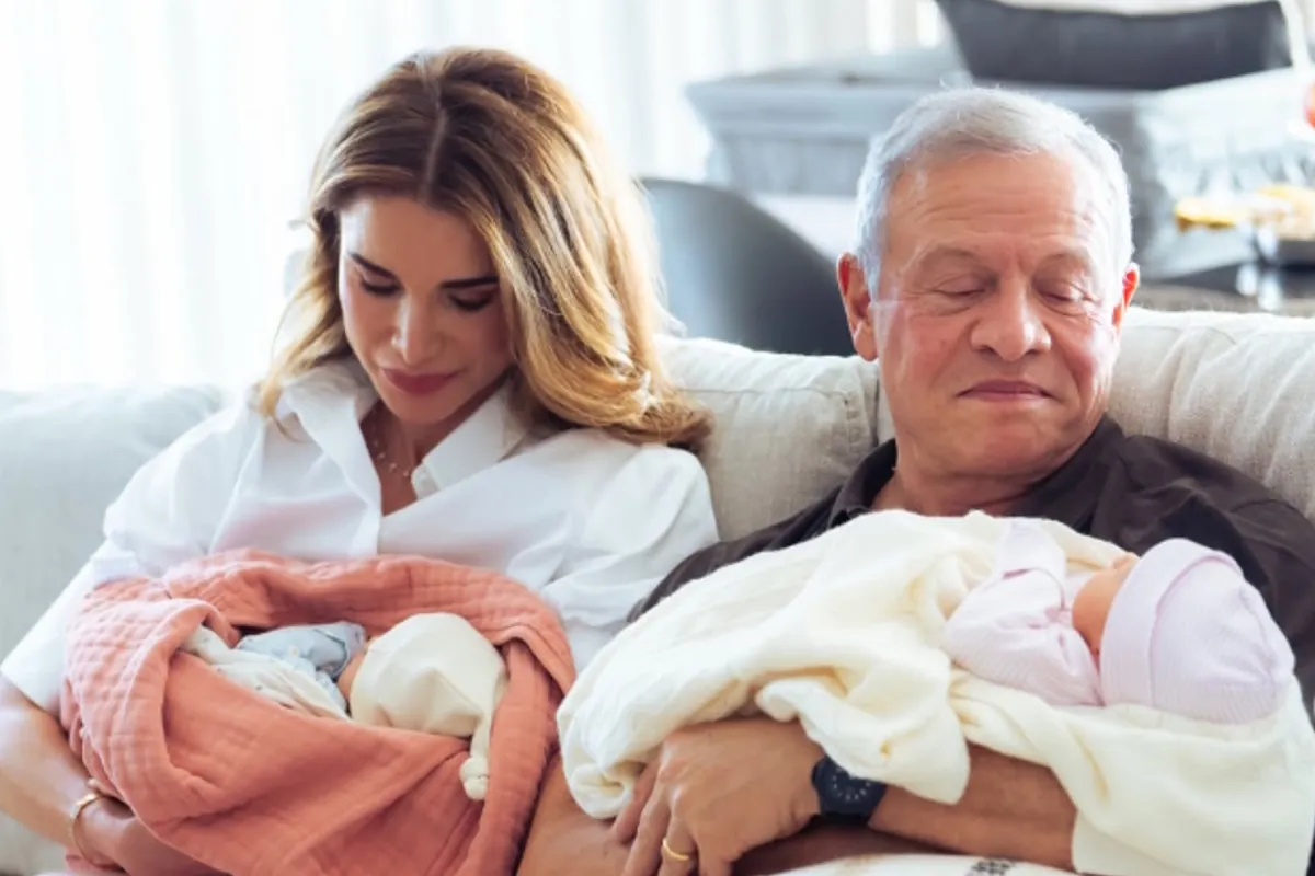 Rania de Jordania y Abdalá II: las primeras fotos de los reyes junto a sus nietas gemelas recién nacidas