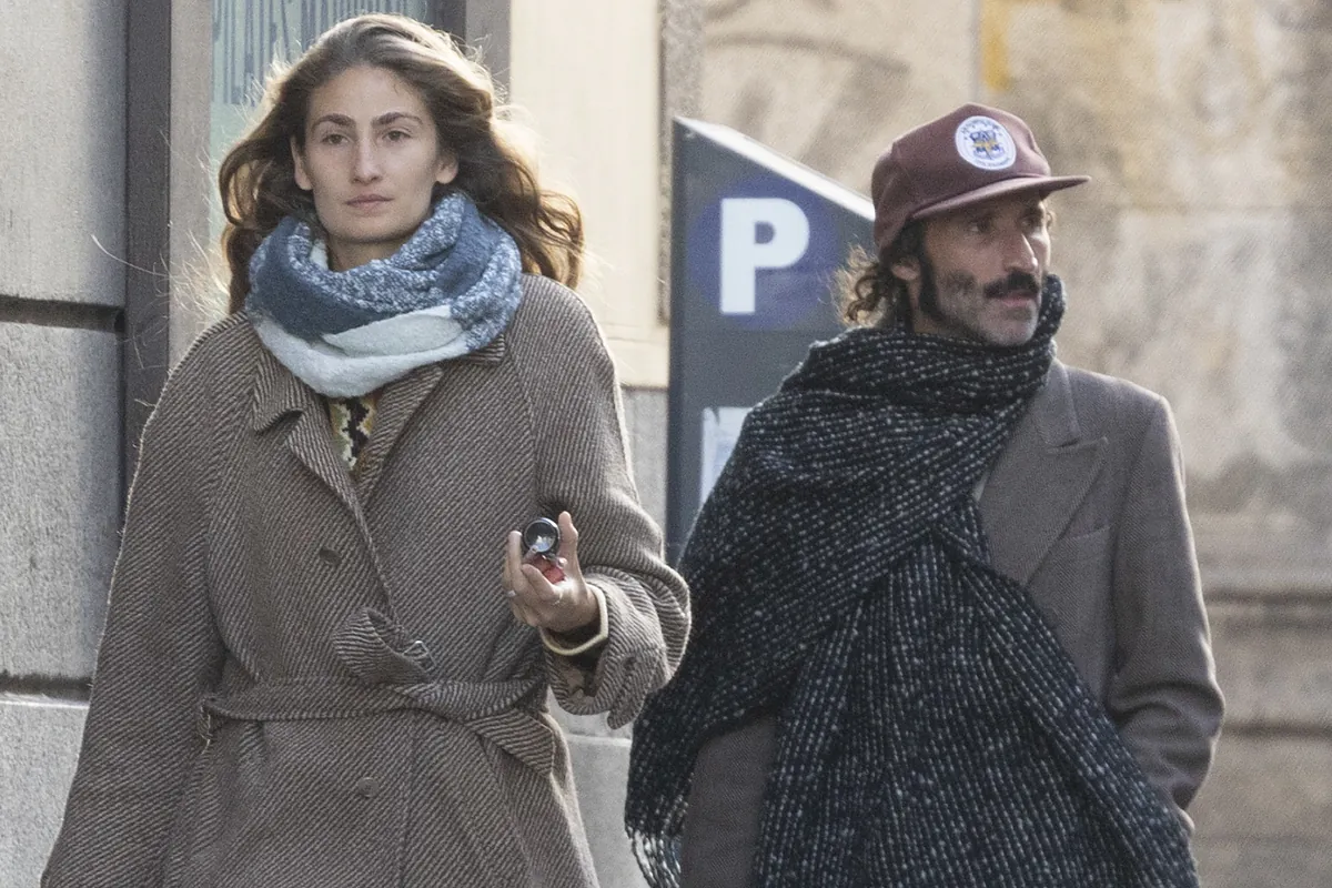 La nueva novia de Leiva: una modelo, empresaria y artista que pinta botas, velas y edredones