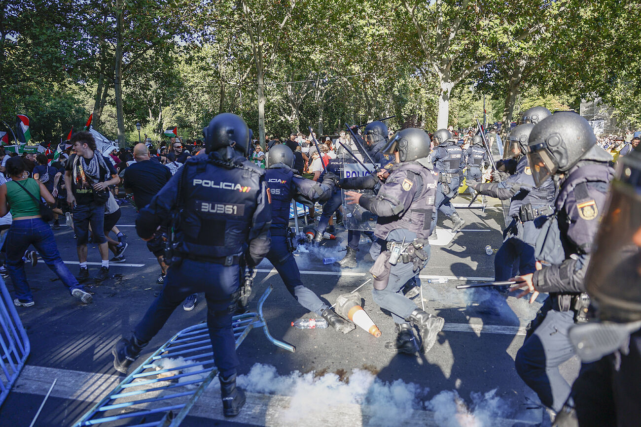 Agentes de la Polic�a Nacional cargan contra los manifestantes