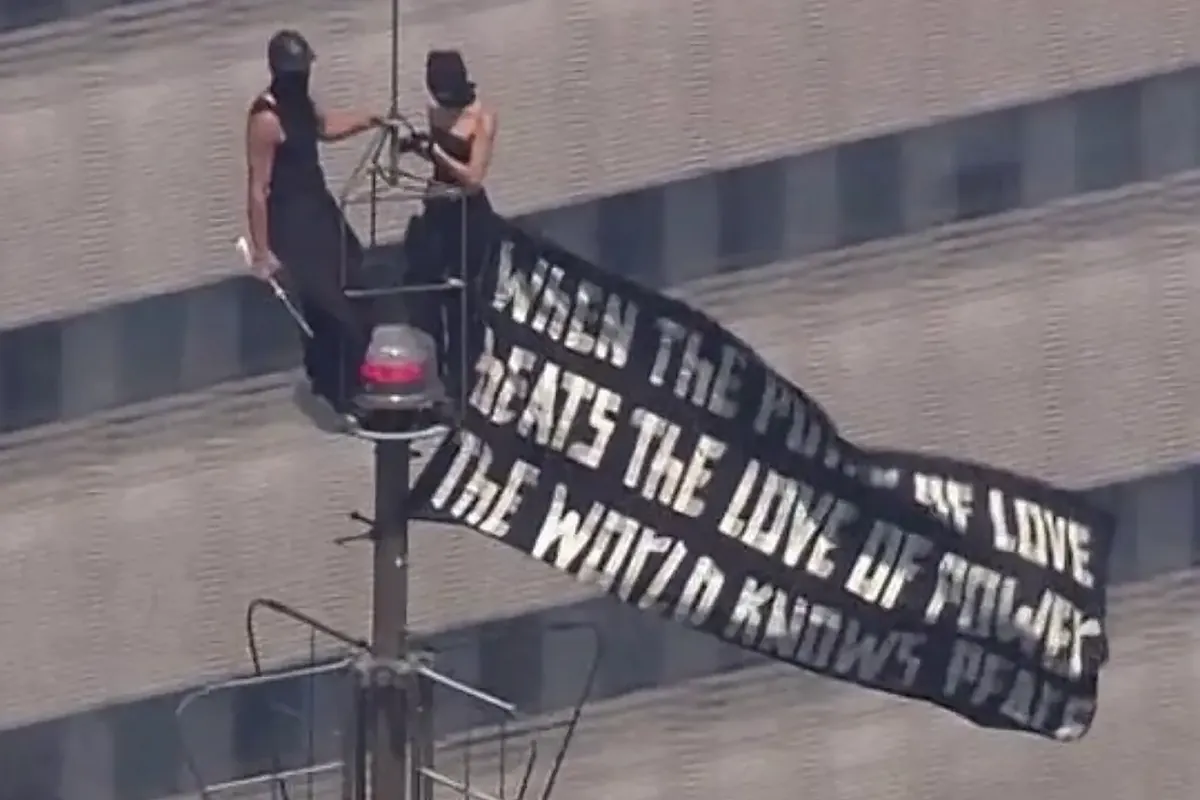 Detenidas dos personas por colgar una pancarta sobre 'el poder del amor' en la antena del Empire State en Nueva York