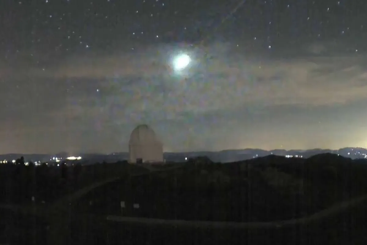Una bola de fuego a 108.000 kilómetros por hora cruza el cielo en Almería