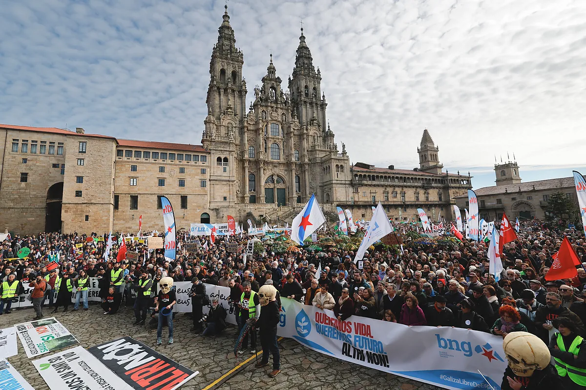 Miles de personas protestan en Santiago contra Altri y "en defensa del futuro" de Galicia