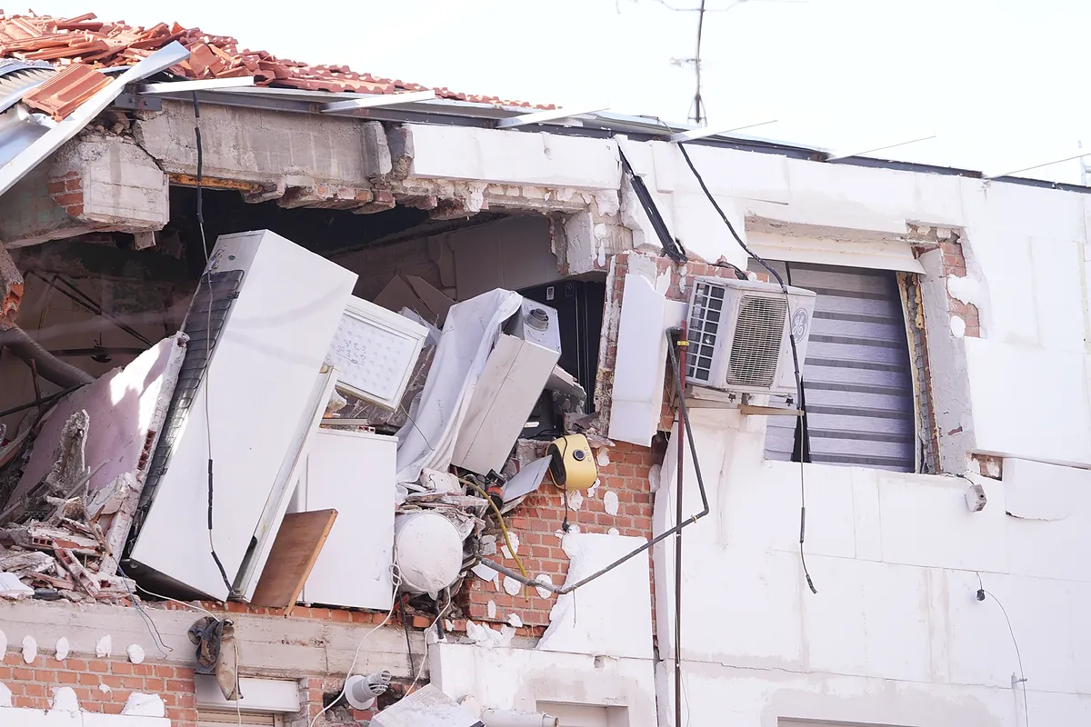 Comienza la demolición de la última planta del edificio siniestrado de Carabanchel tras una explosión de gas: 32 inmuebles siguen desalojados