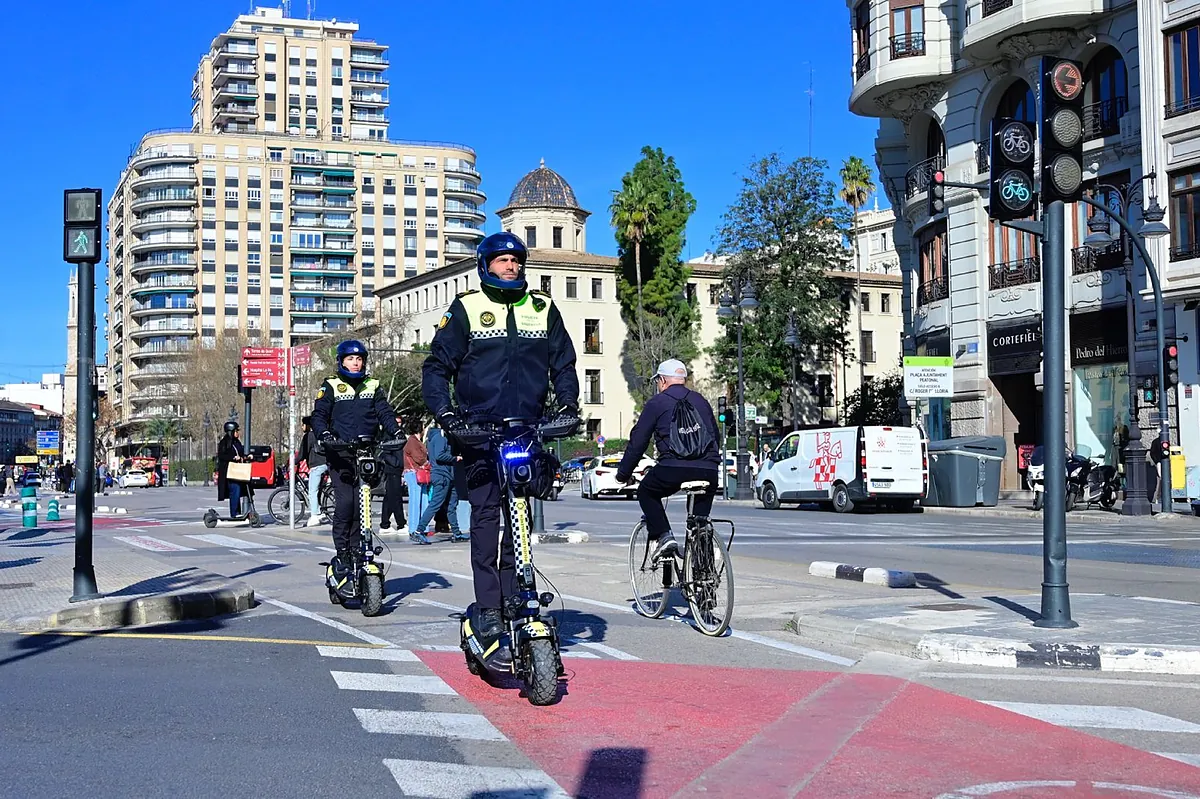 Valencia estrena unidad policial en patinete eléctrico para garantizar la seguridad vial