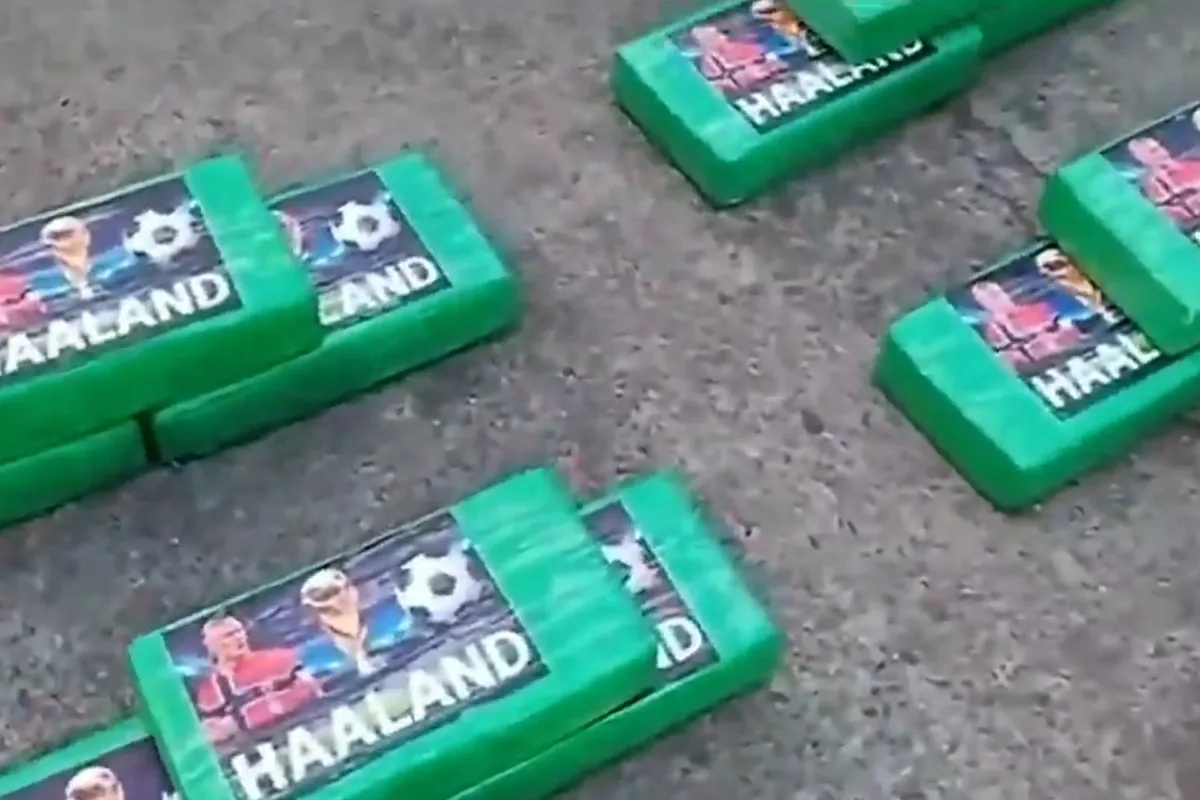 Encuentran 469 kilos de droga en paquetes con la cara de Haaland