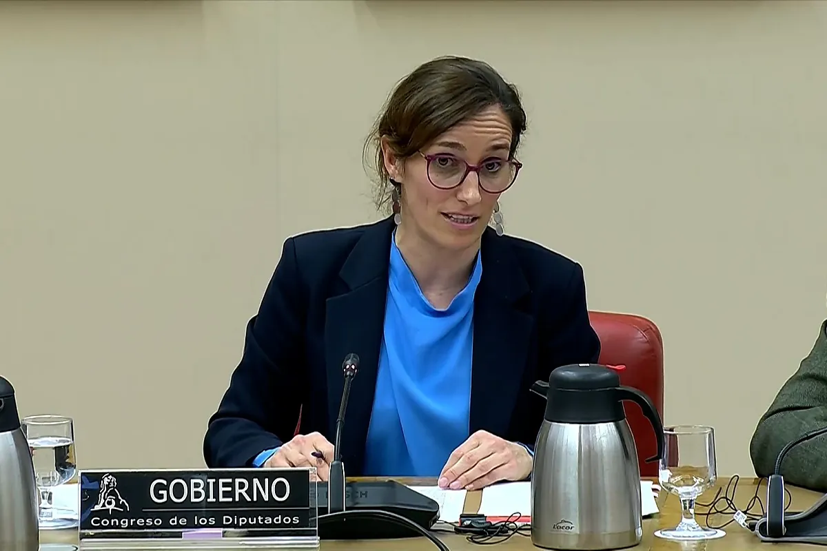 Sanidad advierte a Ayuso que puede ser inhabilitada si no crea el registro de objetores