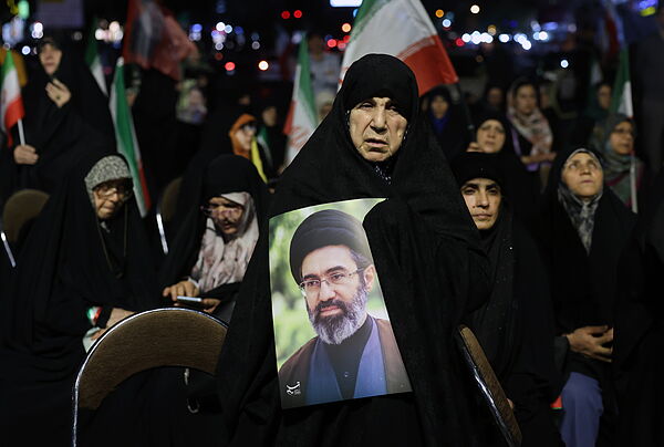 Una mujer iraní sostiene un retrato del ayatolá Motjaba Jamenei surante una protesta contra EEUU en Teherán.