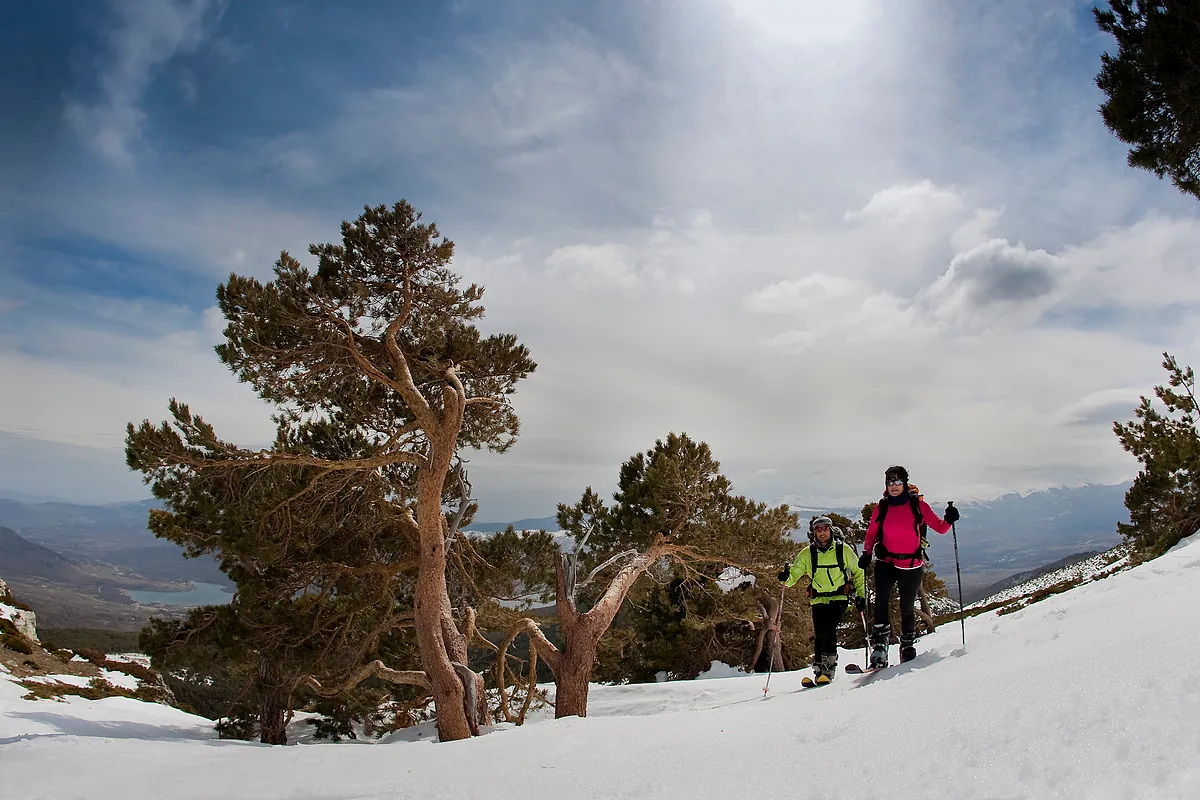 Una 'masterclass' para iniciarse en el deporte olímpico de moda (y que sólo se puede practicar en invierno) en la Sierra de Guadarrama y Gredos