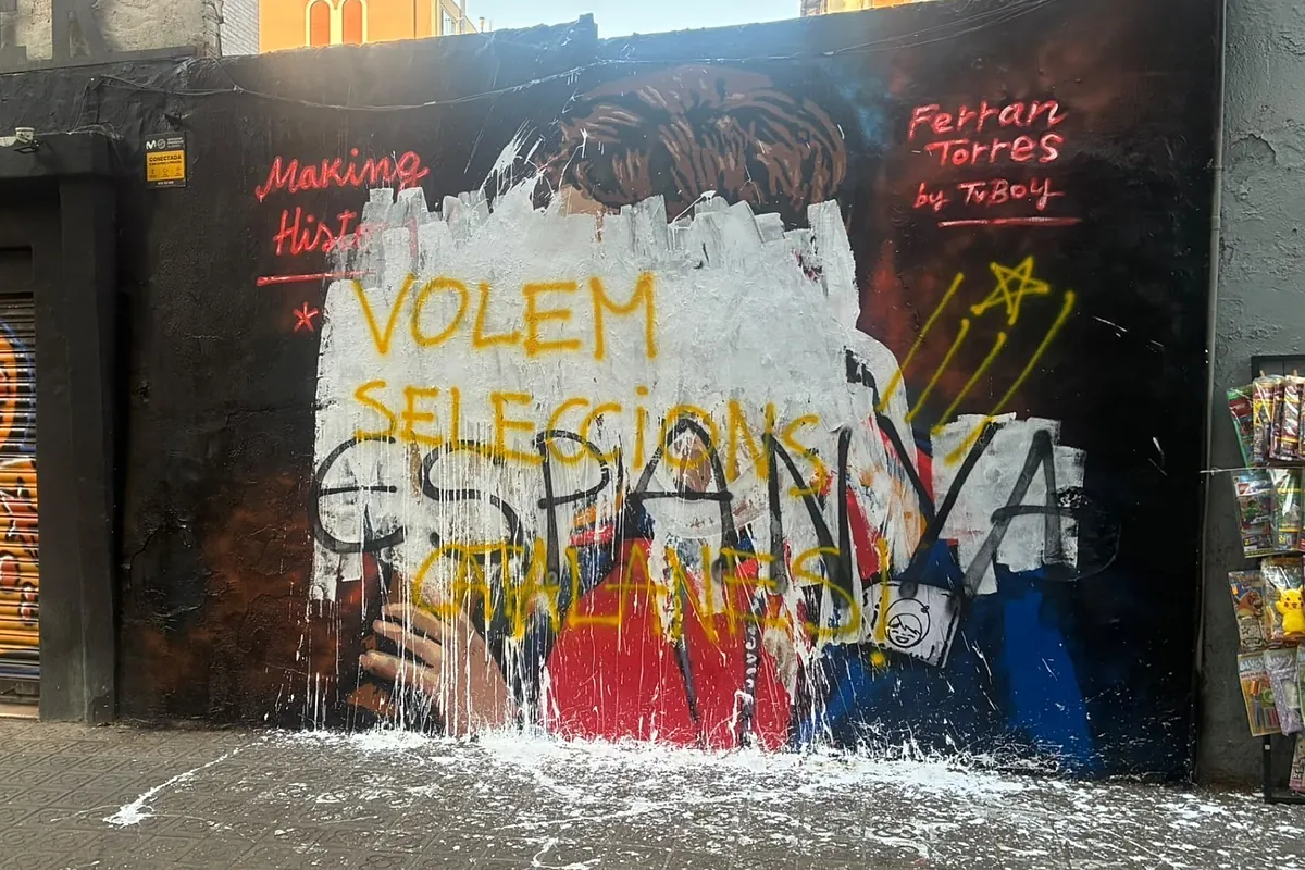 Independentistas vandalizan el mural que el artista TV Boy había dedicado a Ferran Torres en Barcelona por el Mundial