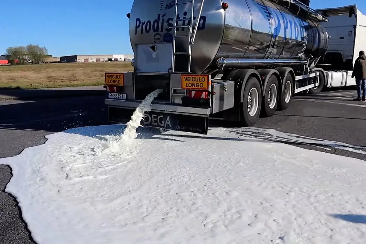 Tiran 15.000 litros de leche de un camión de Portugal que los llevaba a Galicia