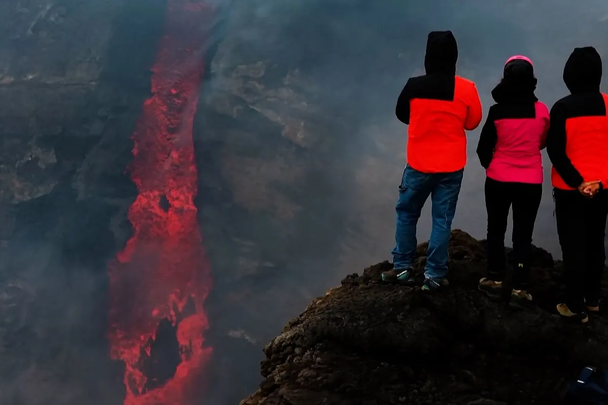 La hipnótica imagen del volcán Etna que parece engullir su propia lava