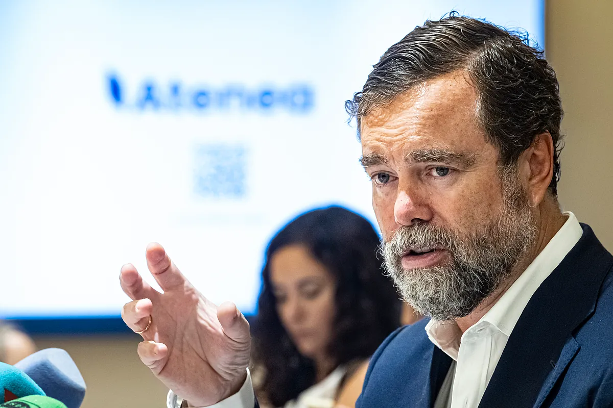 Atenea, la asociación de Espinosa de los Monteros, se presenta en Murcia: cuatro informes de expertos, cambios en la ley electoral y una reforma del sistema de pensiones