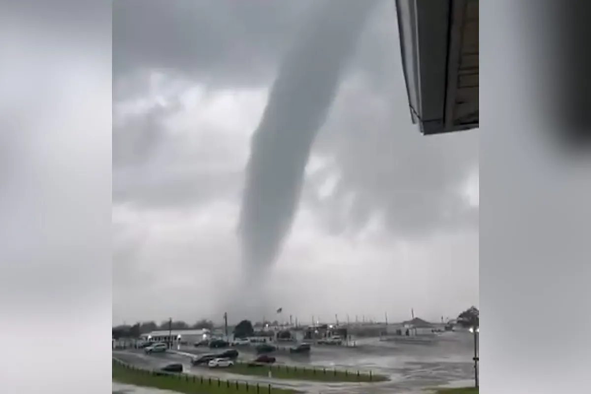 Impactantes imágenes de un tornado que sorprende a los presentes y causa daños