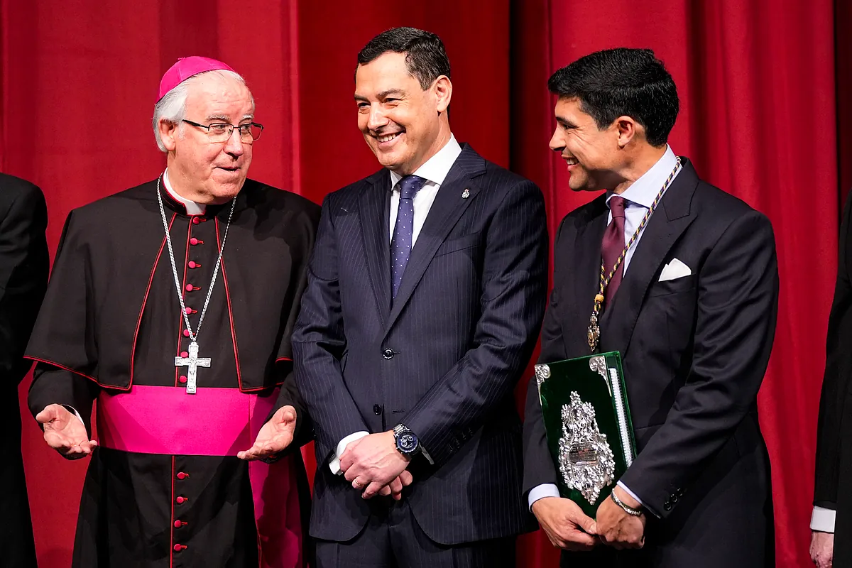 Juanma Moreno defiende que Andalucía está "preparada" para una de sus mejores Semanas Santas, pese al corte del AVE a Málaga