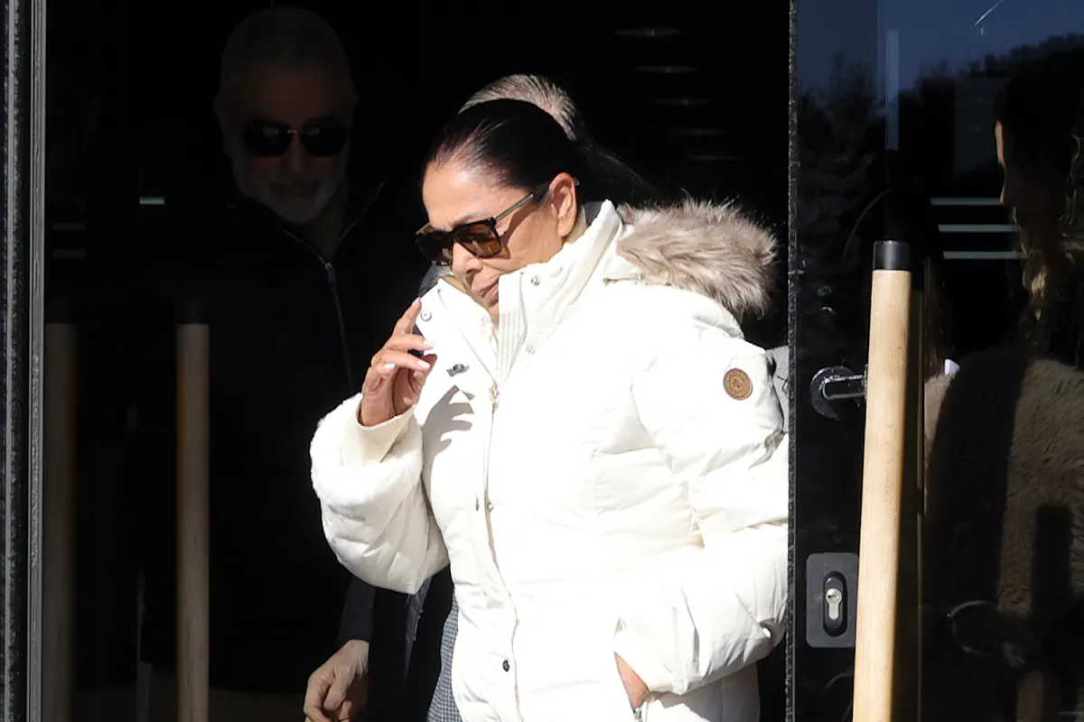 Isabel Pantoja, 'pillada' en la Embajada de EEUU, decidida a irse de gira en contra de las recomendaciones