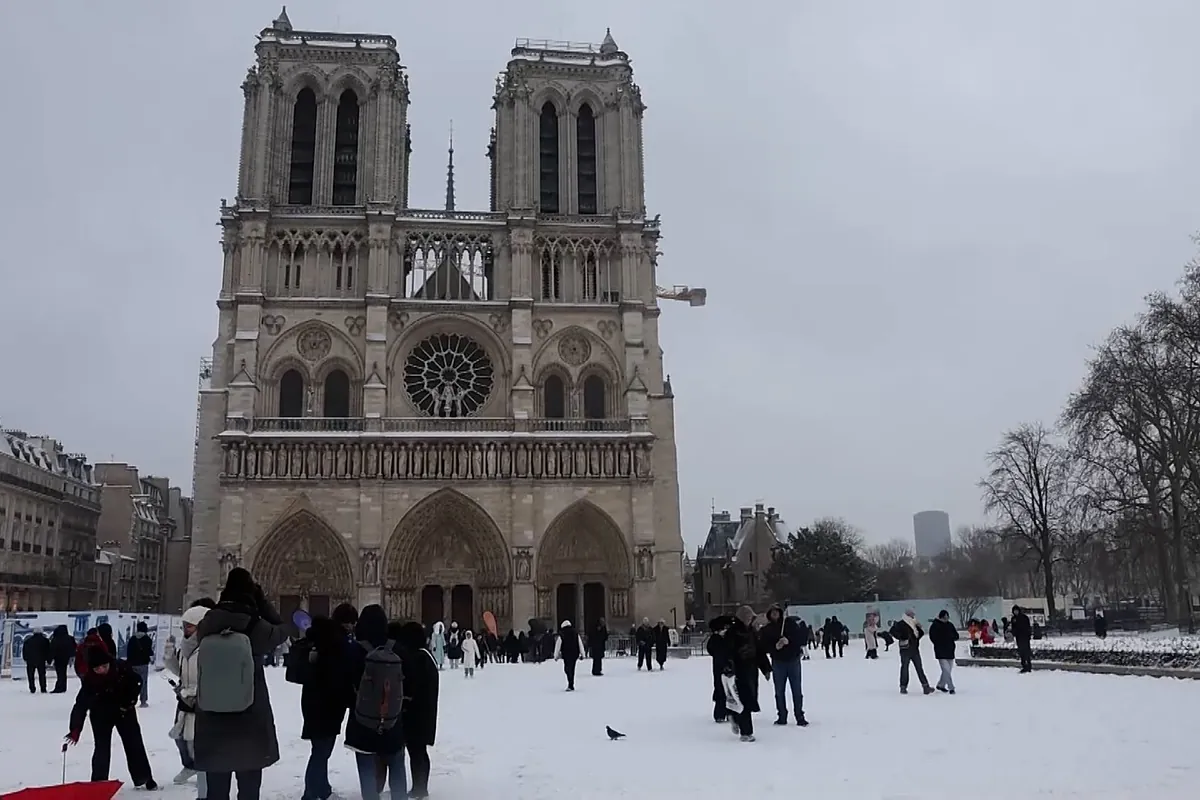 La nieve colapsa el norte y noroeste de Francia: atascos históricos y vuelos cancelados en París