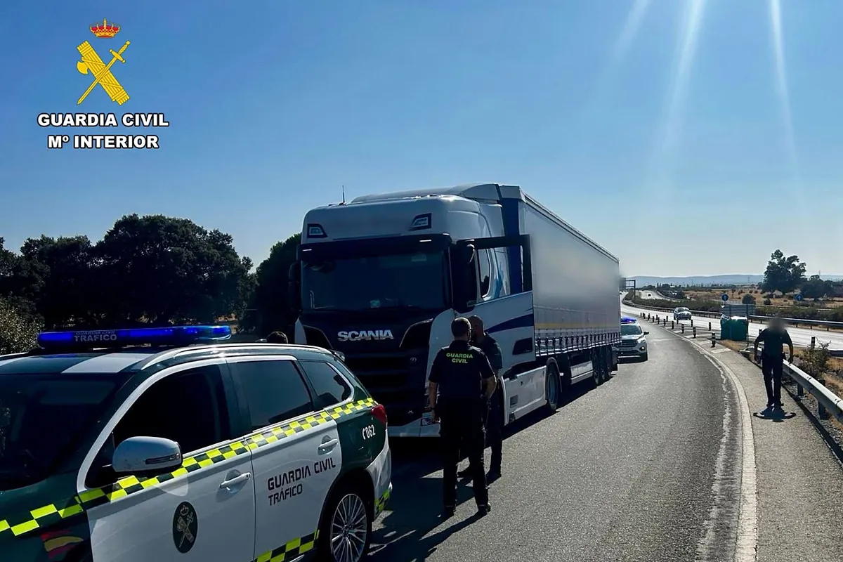 Roba un camión y se pone con él a 150 km/h hasta que la Guardia Civil lo detiene