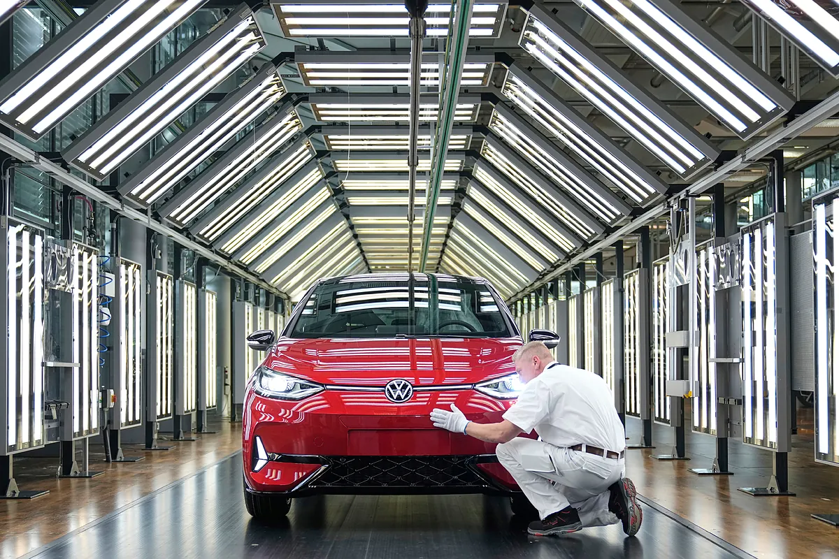 El último coche rojo de la fábrica de Dresde: Volkswagen cierra su primera planta en suelo alemán que se convertirá en una escuela de IA