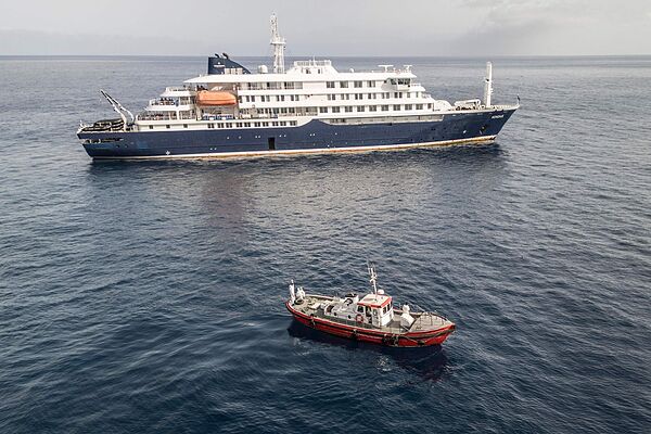 El crucero MV Hondius, fondeado cerca de Praia, capital de Cabo Verde.