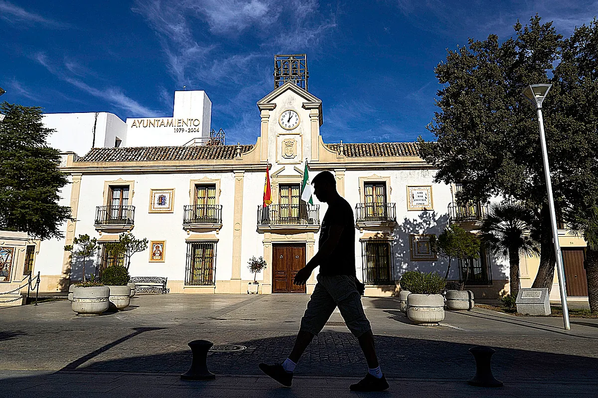 Burguillos, el pueblo que resiste a las "prácticas mafiosas" del 'fondo buitre' que quiere disolver el Ayuntamiento: "Hago lo imposible por pagar. No tienen escrúpulos"