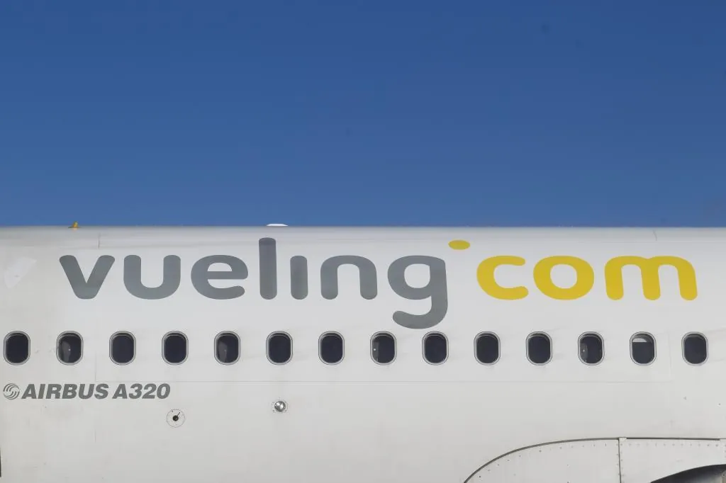 Un avión que se dirigía a Milán aterriza de emergencia en Barcelona tras impactar unas aves contra su motor, que se ha incendiado