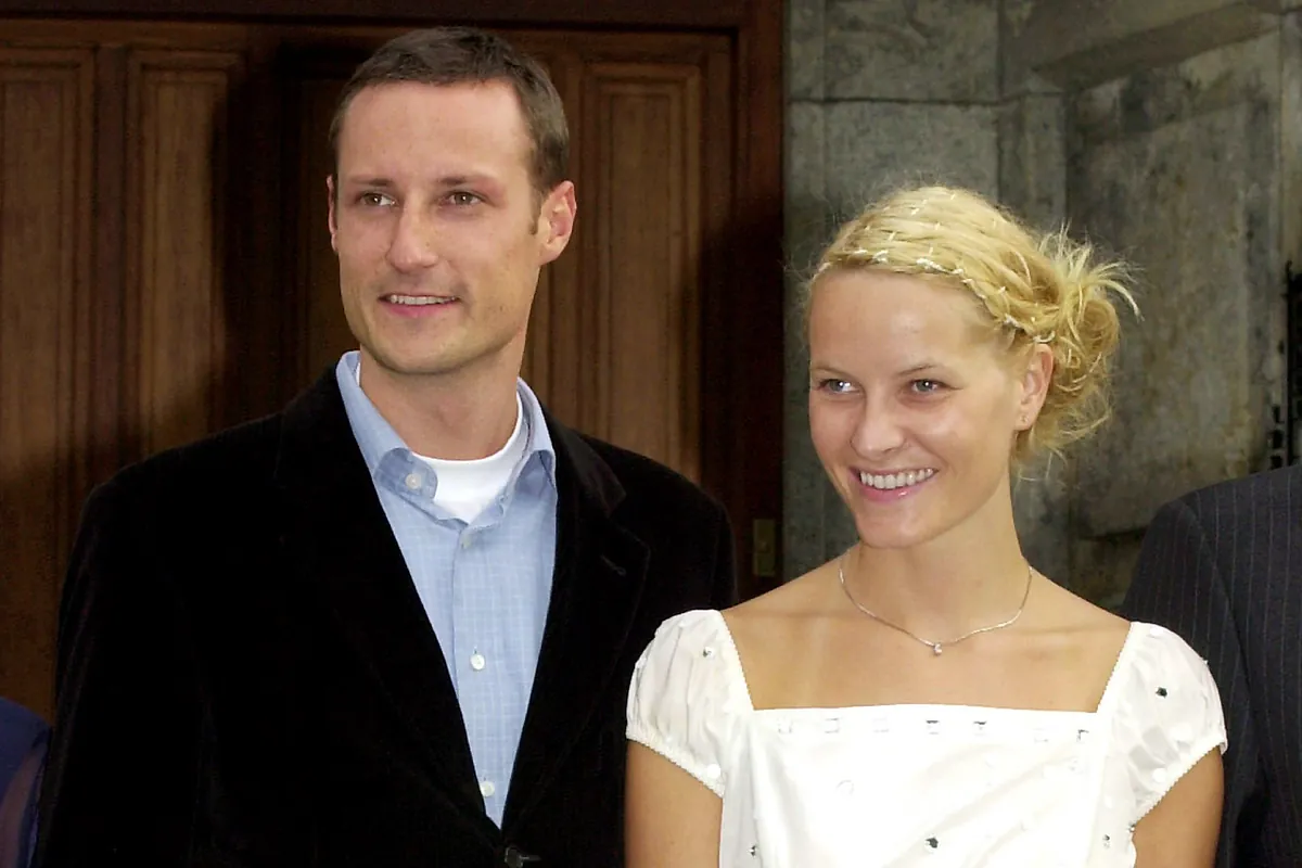 Los príncipes Haakon y Mette-Marit celebran su 25 aniversario: así son las fotos inéditas de su luna de miel que ha compartido la casa real noruega
