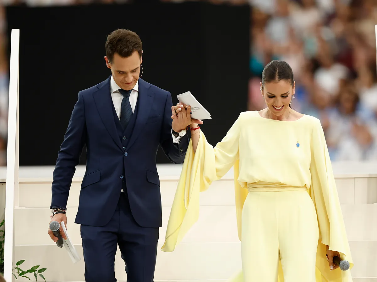 El look de Patricia Pardo para presentar el encuentro del Papa León XIV en el Bernabéu: un color acertado y un diseñador muy royal
