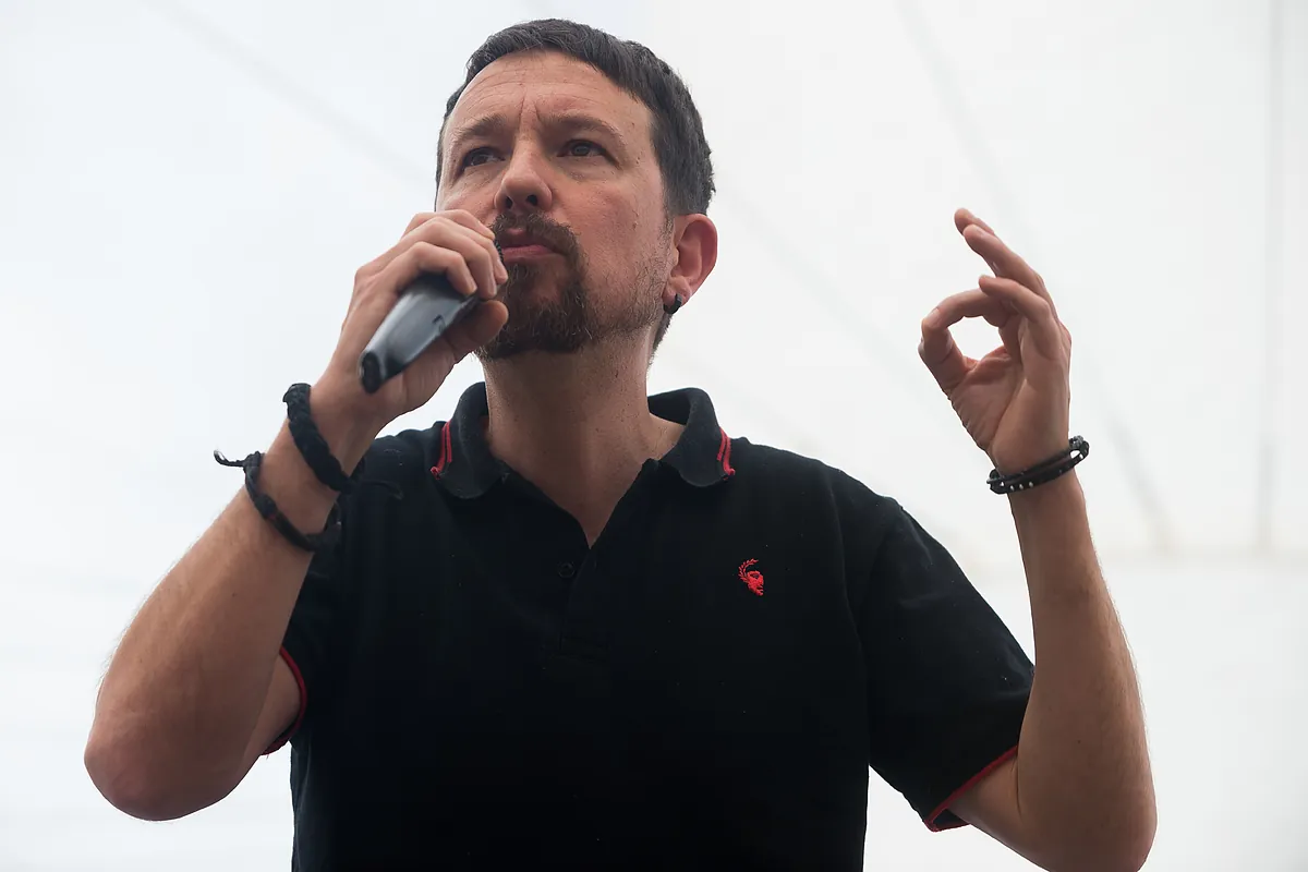 Pablo Iglesias celebra la boda de su amiga Inna Afinogenova en Belgrado: baile con los novios y Juan Diego Botto entre los invitados