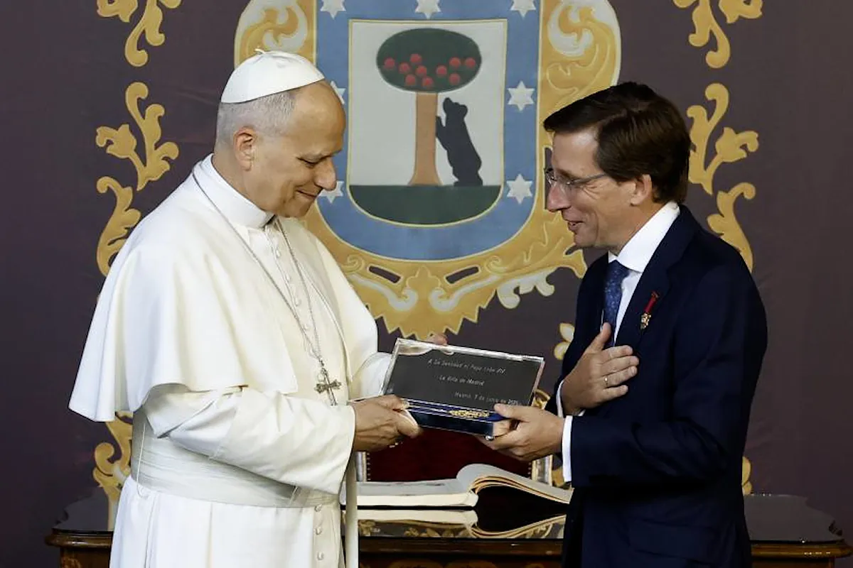 El papa recibe la Llave de Oro de la Villa de Madrid de manos del alcalde