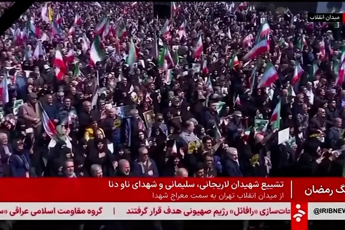 Miles de iraníes acuden al funeral de los dos altos cargos de seguridad asesinados por Israel