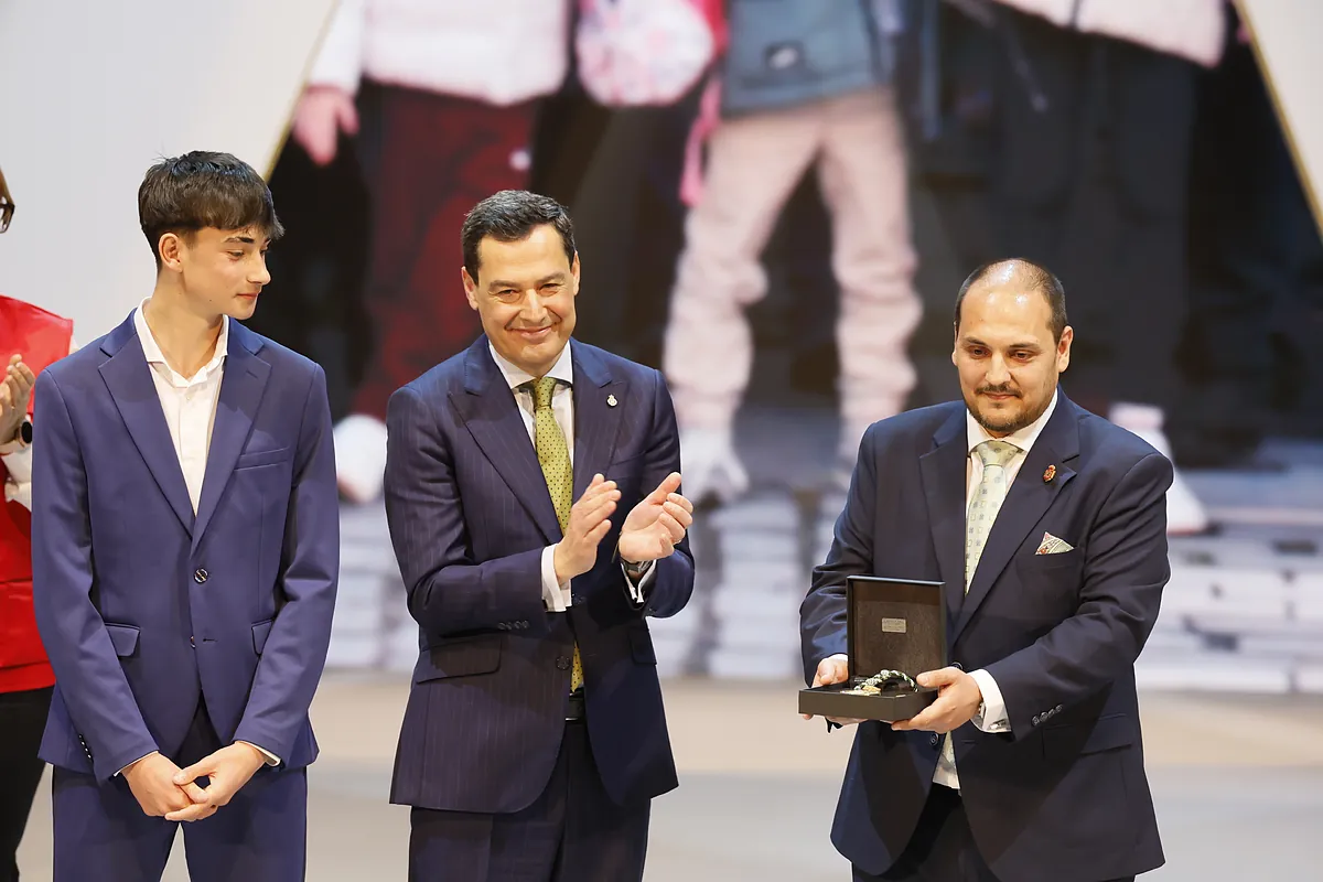 Juanma Moreno presume de una Andalucía "referente" y llama a protegerla "de la polarización y el berrinche diario"