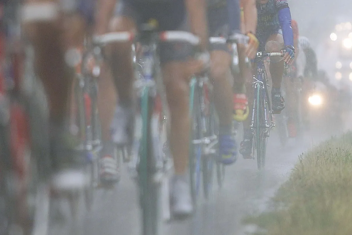 Enferman varios ciclistas del Giro de Italia: las heces de vaca, posible origen de la infección