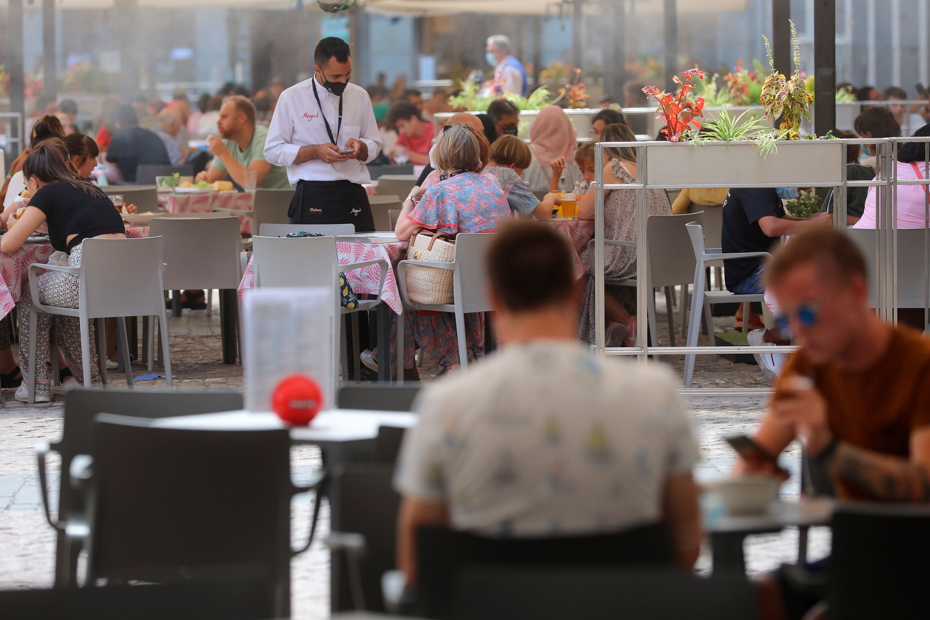 Spanish tourists spend more on accommodation than dining out as inflation rises