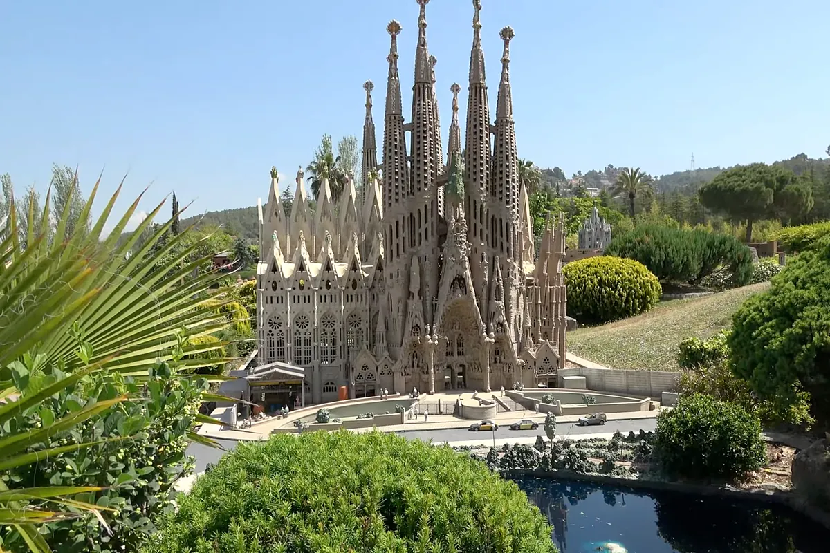 El inédito parque temático en el que podrás sobrevolar una Barcelona diferente desde una tirolina
