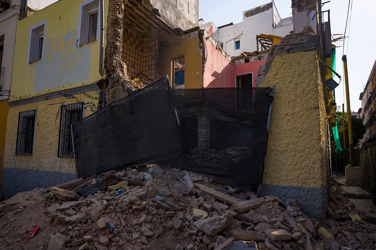El polémico derribo del edificio del restaurante Baobab: la compra, el hotel cápsula y la batalla por salvar un inmueble histórico de Lavapiés