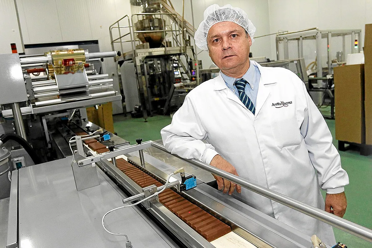 César Soler, el dueño de Antiu Xixona: el hombre del cochazo y la Vespa que factura 145 millones con el "turrón, turrón"