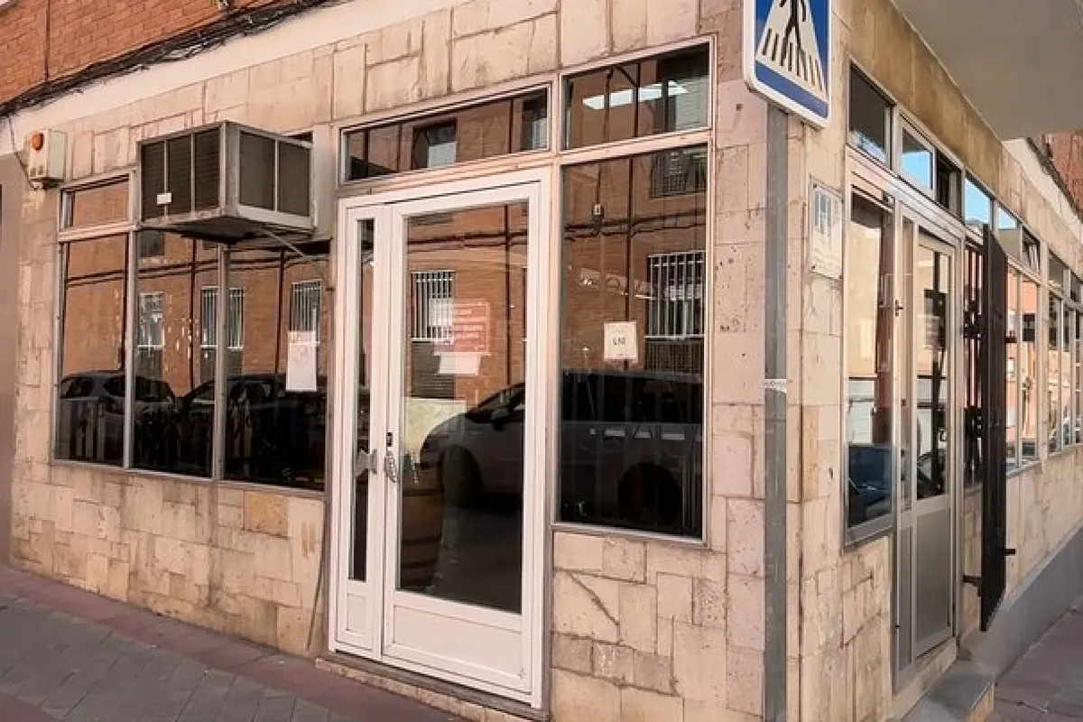 El bar de Cañita Brava es el Bar Benito: así es la tasca de Madrid donde Torrente debe 6.000 pesetas en güisqui