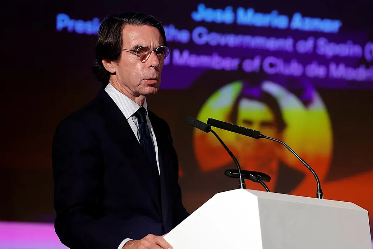 Aznar dice que se gobierna "de espaldas a la honestidad desde hace 8 años"