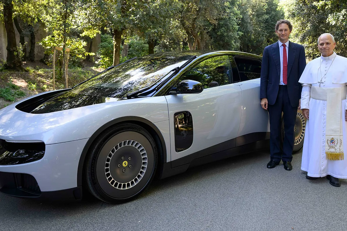 Así ha sido la presentación del Ferrari Luce 100% eléctrico junto con el Papa León XIV