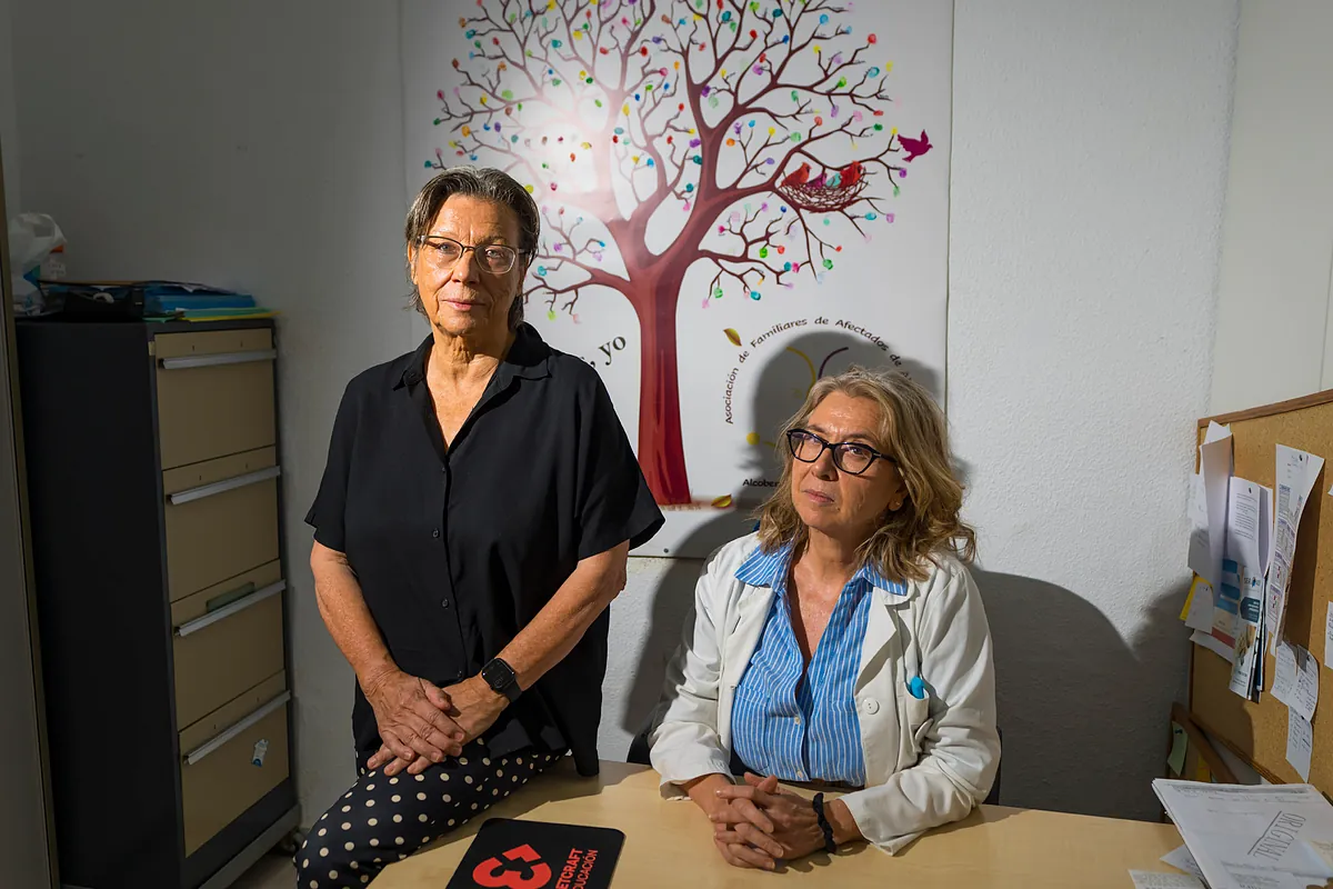 El veto de Sanidad a los fármacos del alzhéimer indigna a pacientes y neurólogos: un "jarro de agua fría" para 50.000 personas