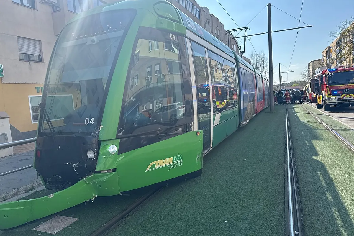 Tres heridos en Parla tras chocar un coche contra el tranvía
