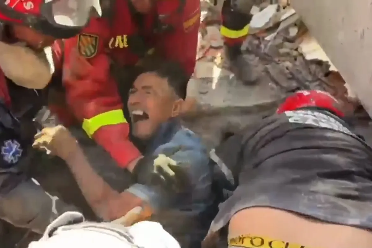 La UME rescata en Venezuela a otro superviviente de los terremotos