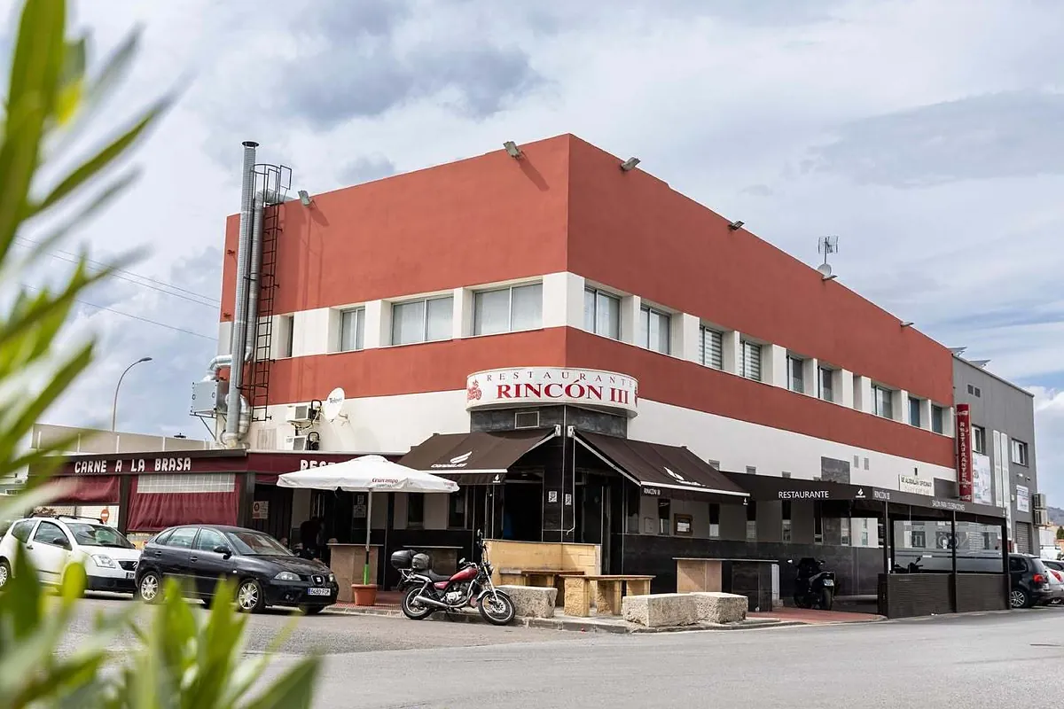 Este restaurante de Granada tiene uno de los menús del día más comentados: por menos de 15 euros y con un extra inesperado