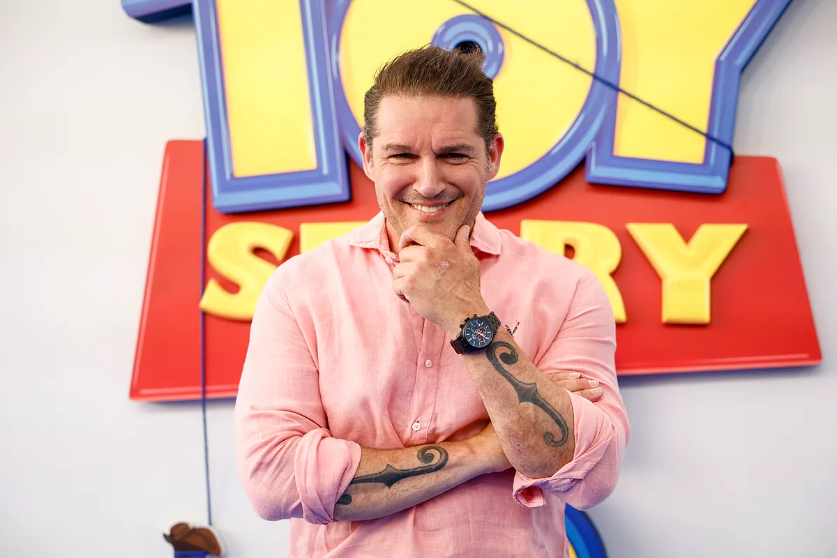 Manu Tenorio lanza perfume: "Con el apellido que tengo, que es el mismo de Don Juan Tenorio, y siendo cantante, no te puedo decir que no huele a seducción"
