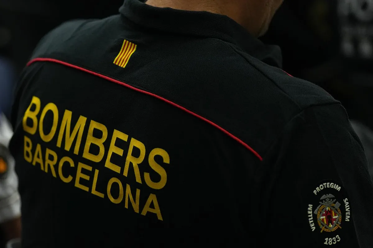 Muere una mujer en un incendio en un piso del barrio de Sant Antoni de Barcelona que causa 5 heridos