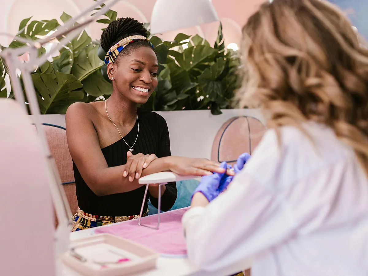 Adiós a las uñas aburridas: la tendencia de las uñas foil es la más elegante y luminosa para tus eventos de primavera
