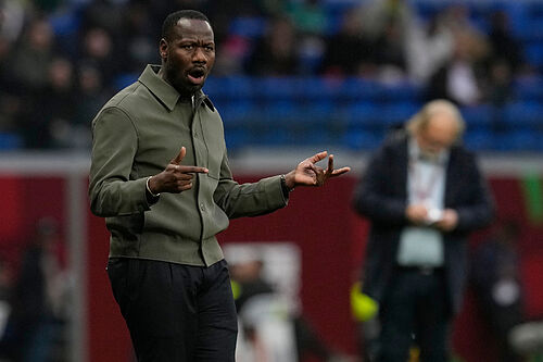 Pape Thiaw, ex del Alav�s y reci�n llegado al banquillo: as� es el seleccionador m�s joven de la Copa �frica que maneja la 'dinamita' de Senegal