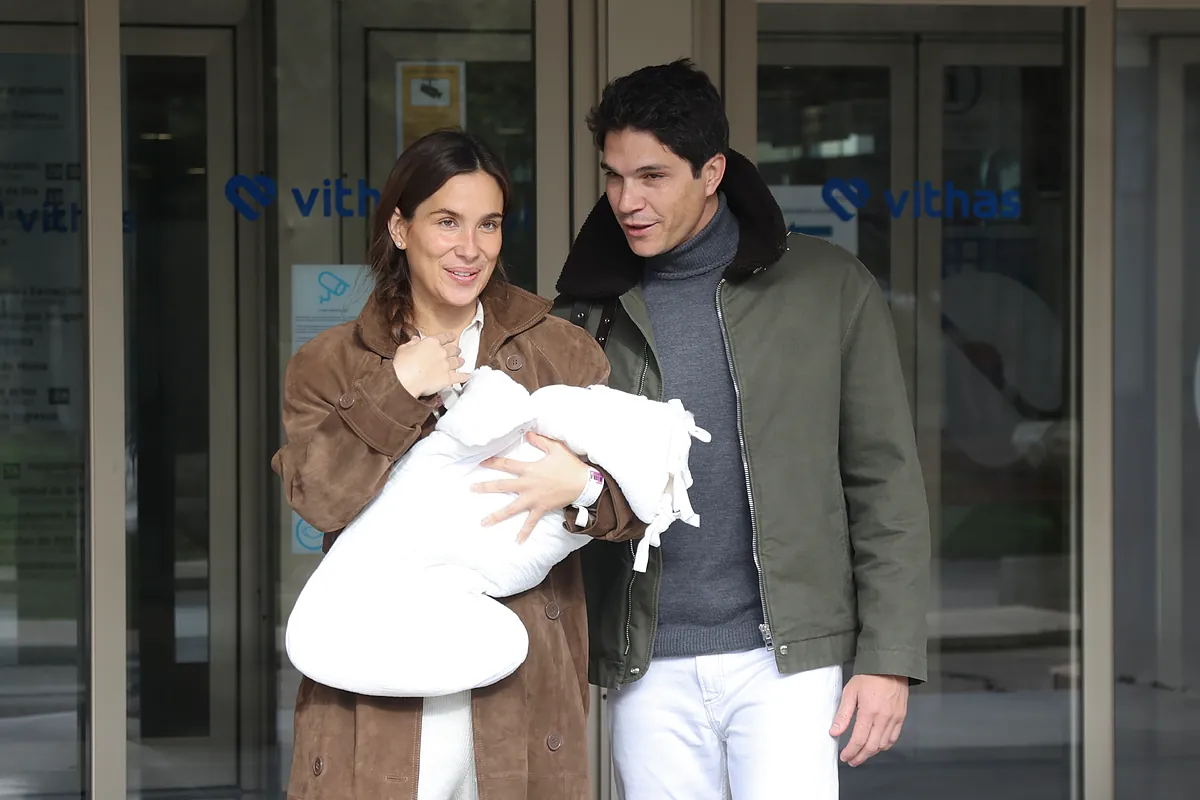 María Pombo y Pablo Castellano presentan a Mariana, su tercera hija: "Ha sido un parto natural y fue muy fácil"